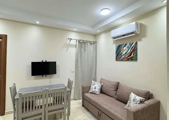 La Quinta Pool & Sea View Ground Floor דירה